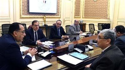 رئيس الوزراء يتابع موقف تنفيذ مشروعات الطاقة المتجددة  