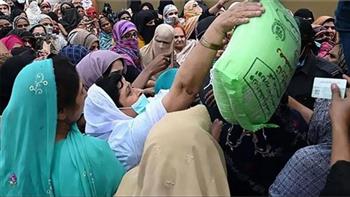   مصرع 11 شخصًا في تدافع أثناء توزيع غذاء مجاني بباكستان 