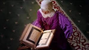   هل يشترط للمرأة ارتداء الحجاب عند قراءة القرآن؟
