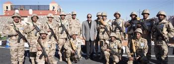   الرئيس السيسي يكرم عدد من أبطال القوات المسلحة