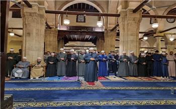   في ختام العشر الأوائل.. آلاف المصلين يؤدون العشاء والتراويح في الجامع الأزهر