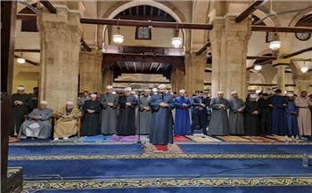 في ختام العشر الأوائل.. آلاف المصلين يؤدون العشاء والتراويح في الجامع الأزهر