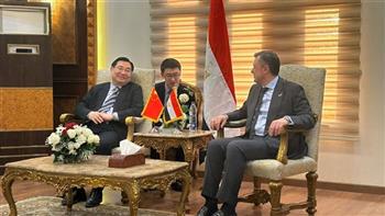   عيسي يستقبل وزير الثقافة والسياحة الصيني بمطار القاهرة