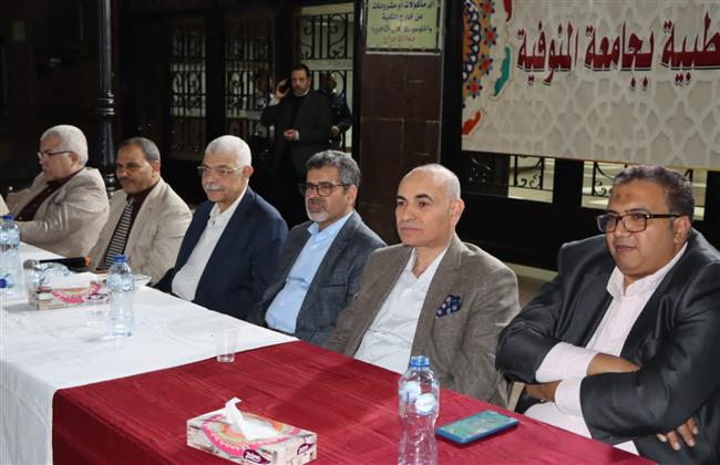 رئيس جامعة المنوفية يتناول الإفطار مع الأطقم الطبية بالمستشفيات الجامعية 