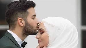 هل تقبيل الزوجة في رمضان يبطل الصيام؟.. الإفتاء: احذر هذه القبلة