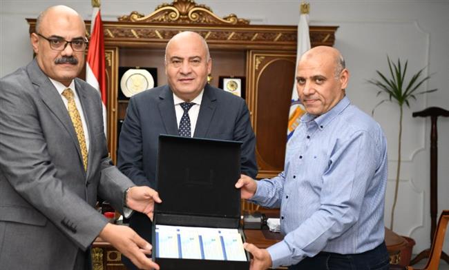 " الداودي" يوزع 800 كوبون مواد غذائية للأسر الأولى بالرعاية بقنا 