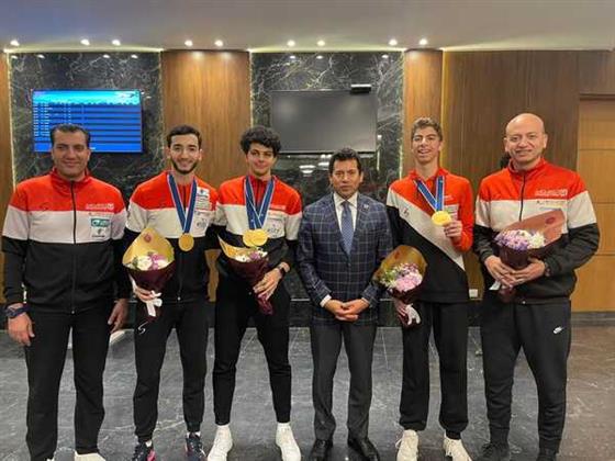 وزير الرياضة يستقبل بعثة منتخب مصر للسلاح في مطار القاهرة