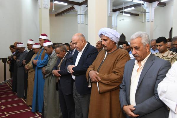 محافظ قنا يفتتح مسجد الفتح بجزيرة العبل بالوقف و يؤدى به صلاة التراويح