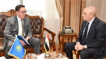   وزير الإسكان يعرض التجربة العمرانية المصرية على سفير كازاخستان