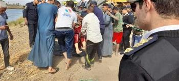 بالصور| انتشال 3 جثث ومصاب إثر حادث انقلاب سيارة ملاكى داخل ترعة بقنا 