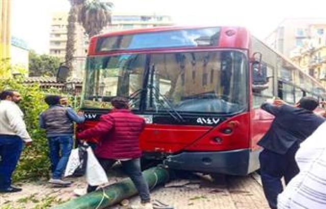 اصطدام أتوبيس بعامود إنارة في العمرانية