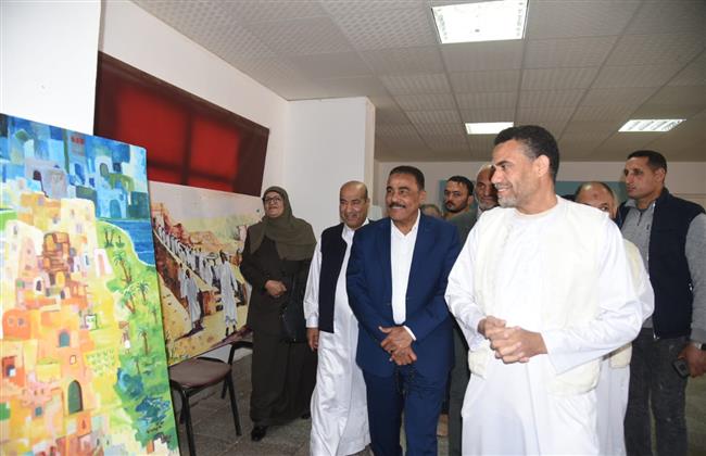  محافظ مطروح  يتفقد  معرض الفن التشكيلى الرسومات البيئية والتراثية السيوية