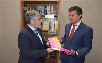   سفير تشيلي بالقاهرة يهدي مؤلفات جابرييلا ميسترال لمتحف نجيب محفوظ