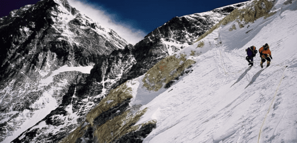 «نيبال»: فقدان 3 متسلقين سقطوا في صدع جليدي بجبل «إيفرست»