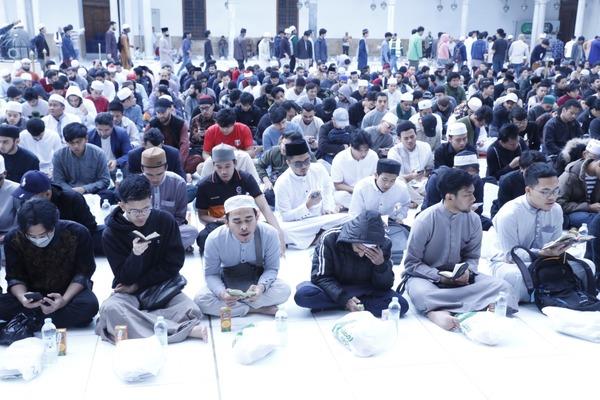الطلاب الوافدون يعمرون أوقاتهم بتلاوة القرآن قبل الإفطار الجماعي