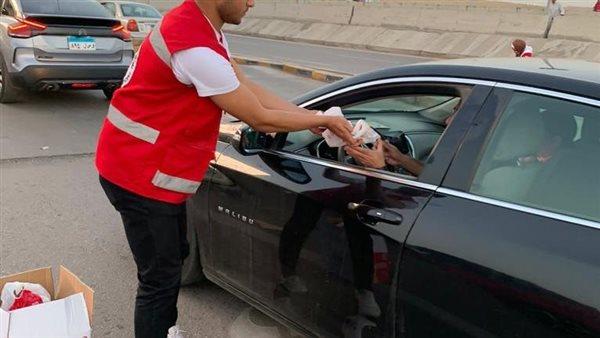 «الهلال الأحمر» يوزع 270 ألف وجبة لمساعدة الأسر الأكثر احتياجا