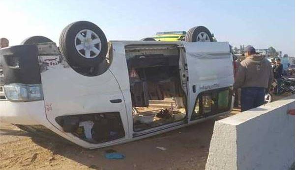 بالأسماء.. مصرع طالب وإصابة 10 أخرين فى انقلاب ميكروباص بأسيوط الجديدة 
