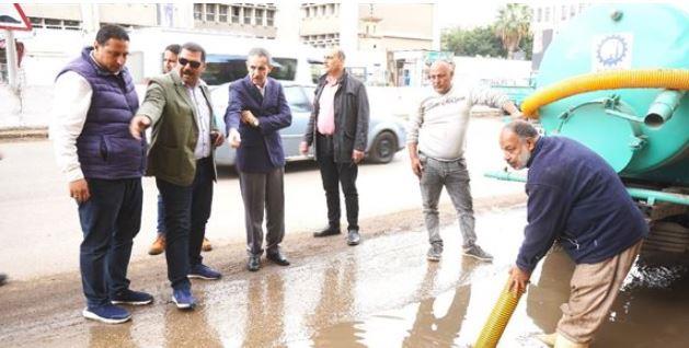 محافظ الغربية يتفقد جهود الوحدات المحلية لرفع مياه الأمطار بقطور