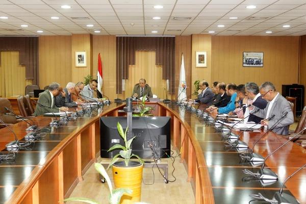 رئيس جامعة المنصورة يتابع سير العمل ومعدلات الانجاز بمشروعات قطاع المستشفيات 