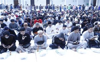   الطلاب الوافدون يعمرون أوقاتهم بتلاوة القرآن قبل الإفطار الجماعي