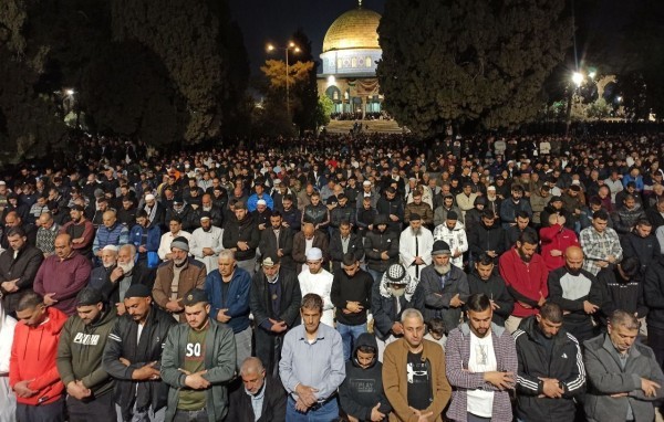 شاهد.. 200 ألف فلسطيني يؤدون صلاتي العشاء والتراويح في رحاب المسجد الأقصى