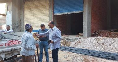 السكرتير العام المساعد لبنى سويف يوقف مخالفة بناء خلال جولة تفقدية بمركز ببا