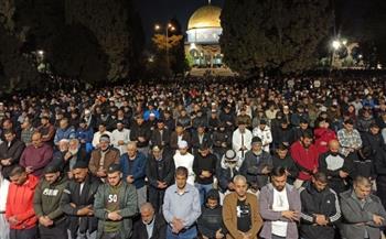   شاهد.. 200 ألف فلسطيني يؤدون صلاتي العشاء والتراويح في رحاب المسجد الأقصى