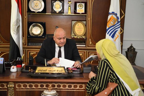 محافظ قنا يستقبل عدد من المواطنين بمكتبه لبحث شكواهم