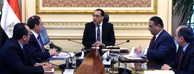 رئيس الوزراء يتابع مع وزير البترول عددا من مشروعات الوزارة وملفات العمل بها 