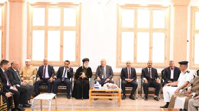 محافظ قنا يزور مطرانية الأرثوذوكس بقوص لتهنئة الأقباط بعيد القيامة المجيد 
