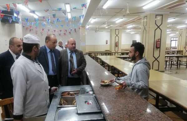 رئيس جامعة المنصورة يتفقد وجبات الإفطار بالمدن الجامعية للطلبة والطالبات 