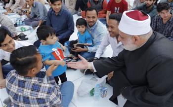 وكيل الأزهر يتفقد تجهيزات الإفطار الجماعي بالجامع الأزهر ويتناول الإفطار مع الوافدين