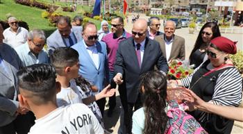   محافظ القاهرة يشارك المواطنين احتفالهم بشم النسيم ويوزع الورود والألعاب على الأطفال