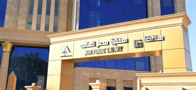 تمهيدا لافتتاحها.. محافظ قنا يتابع استلام أثاث مكتبة مصر العامة 
