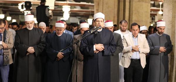 راجين من الله العفو والمغفرة.. أروقة الجامع الأزهر تعجّ بالمصلين في ليلة السابع والعشرين