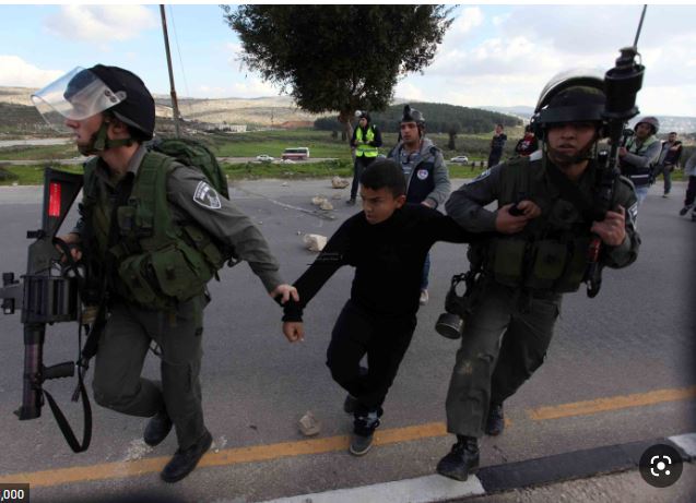 الاحتلال الاسرائيلي يعتقل 3 فلسطينيين من بلدة "بيت أمر" بالخليل