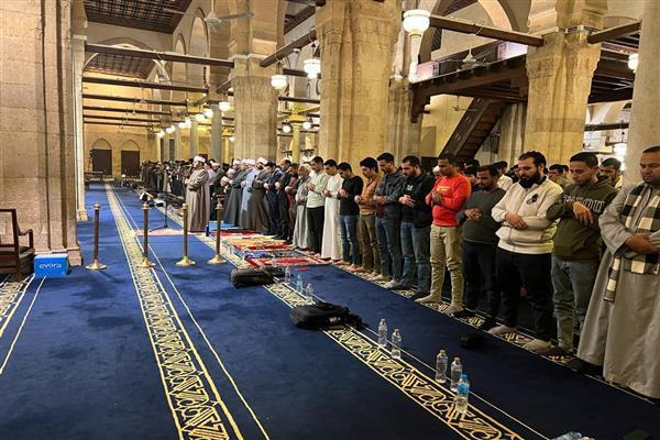 الجامع الأزهر يقيم العشاء والتراويح بسور الفتح والحجرات وق والذاريات