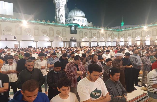 مع مشارف نهاية رمضان.. الجامع الأزهر «يكتظ» بجموع المصلين