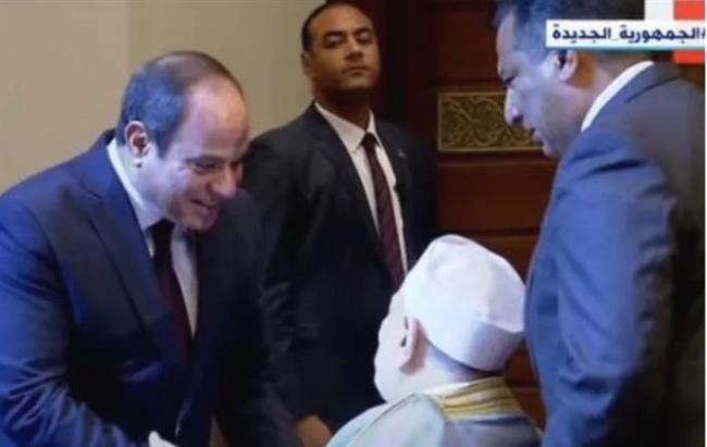 الرئيس السيسي يصافح أحمد عمر هاشم خلال احتفالية ليلة القدر ويطمئن على صحته