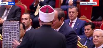   وزير الأوقاف يهدي الرئيس السيسي نسخة من "القرآن الكريم" خلال احتفالية ليلة القدر