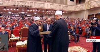 شيخ الأزهر يهدى الرئيس نسخة من القرآن الكريم خلال احتفالية وزارة الأوقاف بليلة القدر