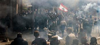   لبنان: محتجون يحاولون اقتحام الأسلاك الشائكة بمحيط مجلس الوزراء والأمن يرد بقنابل مسيلة للدموع