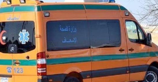 إصابة سائقين في تصادم تروسيكلين بعمود إنارة بمدينة أبوتيج