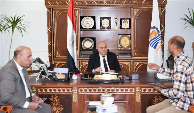 محافظ قنا يواصل استقبال المواطنين بمكتبه لبحث شكواهم