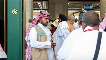   1028 موظفا على أبواب المسجد الحرام لخدمة المعتمرين