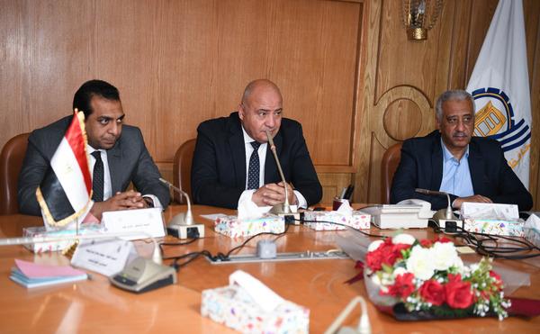 محافظ قنا يبحث مع مسئولى النقابات و المستثمرين ضبط منظومة الإعلانات 
