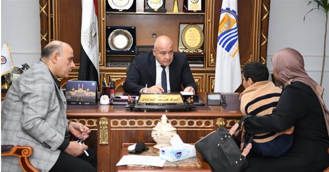 محافظ قنا يستقبل عدد من المواطنين بمكتبه