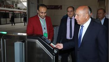   وزير النقل يتفقد انتظام العمل بمحطة عدلي منصور ويستقل أحد قطارات LRT 