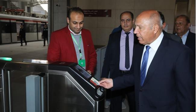 وزير النقل يتفقد انتظام العمل بمحطة عدلي منصور ويستقل أحد قطارات LRT 