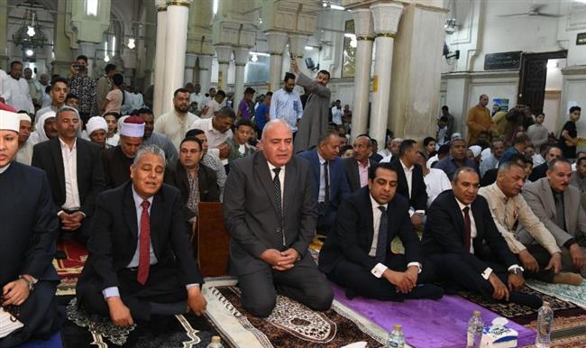 محافظ قنا يؤدى صلاة عيد الفطر المبارك بمسجد عبدالرحيم القنائى 